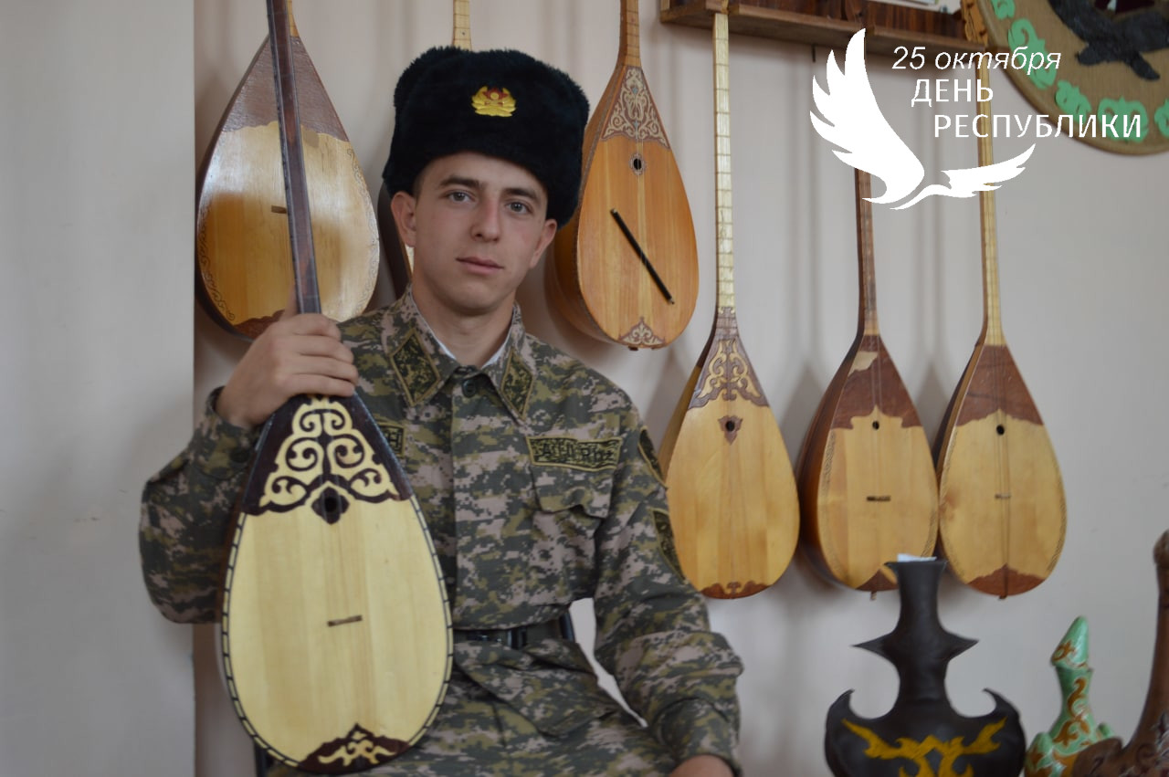 19-летний Дмитрий Дядчук, рядовой срочной службы войсковой части 44803 Карагандинского гарнизона, собирается ехать домой. 