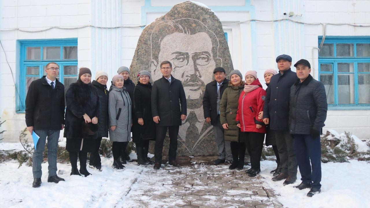 В Каркаралинске, рядом со зданием районного отдела образования, установили памятник казахскому просветителю, общестенному деятелю, публицисту, лидеру партии «Алаш» Ахмету Байтурсынову.  