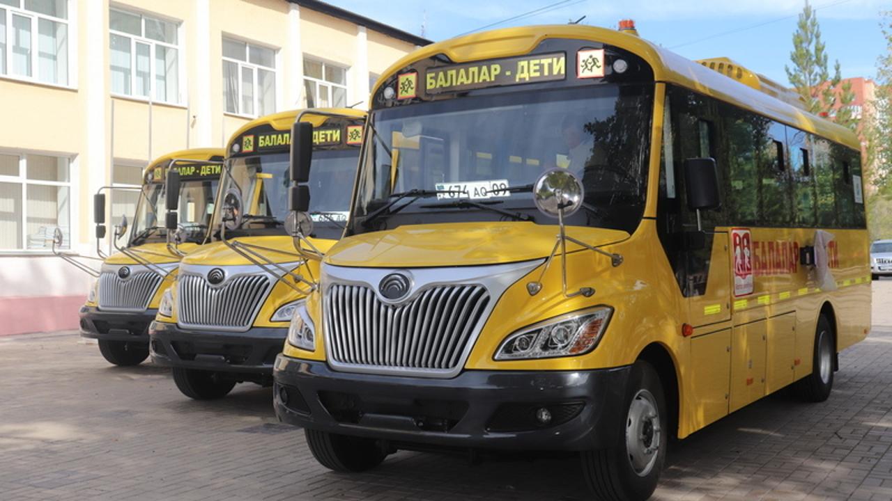 В Карагандинской области обновился автопарк сельских школ. Было закуплено 27 автобусов для подвоза детей из 121 отдалённого населённого пункта до школ.