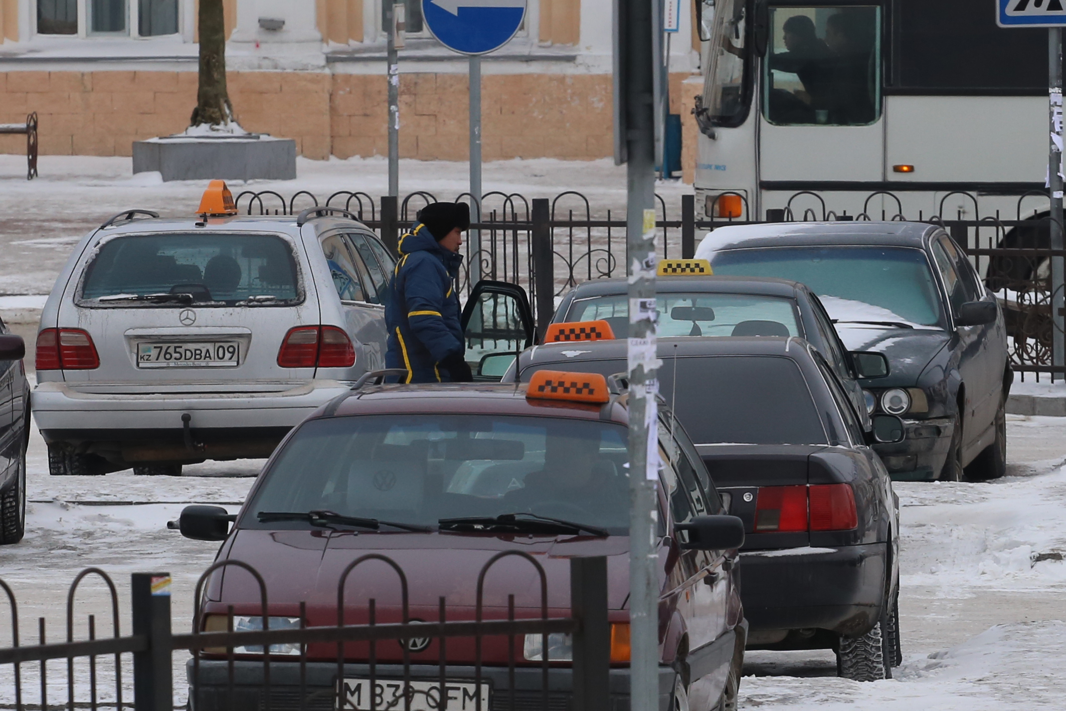 Со следующего года в Казахстане введут специальный налоговый режим для таксистов и курьеров онлайн-сервисов. Об этом на правительственном часе рассказала министр труда и социальной защиты населения Тамара Дуйсенова.