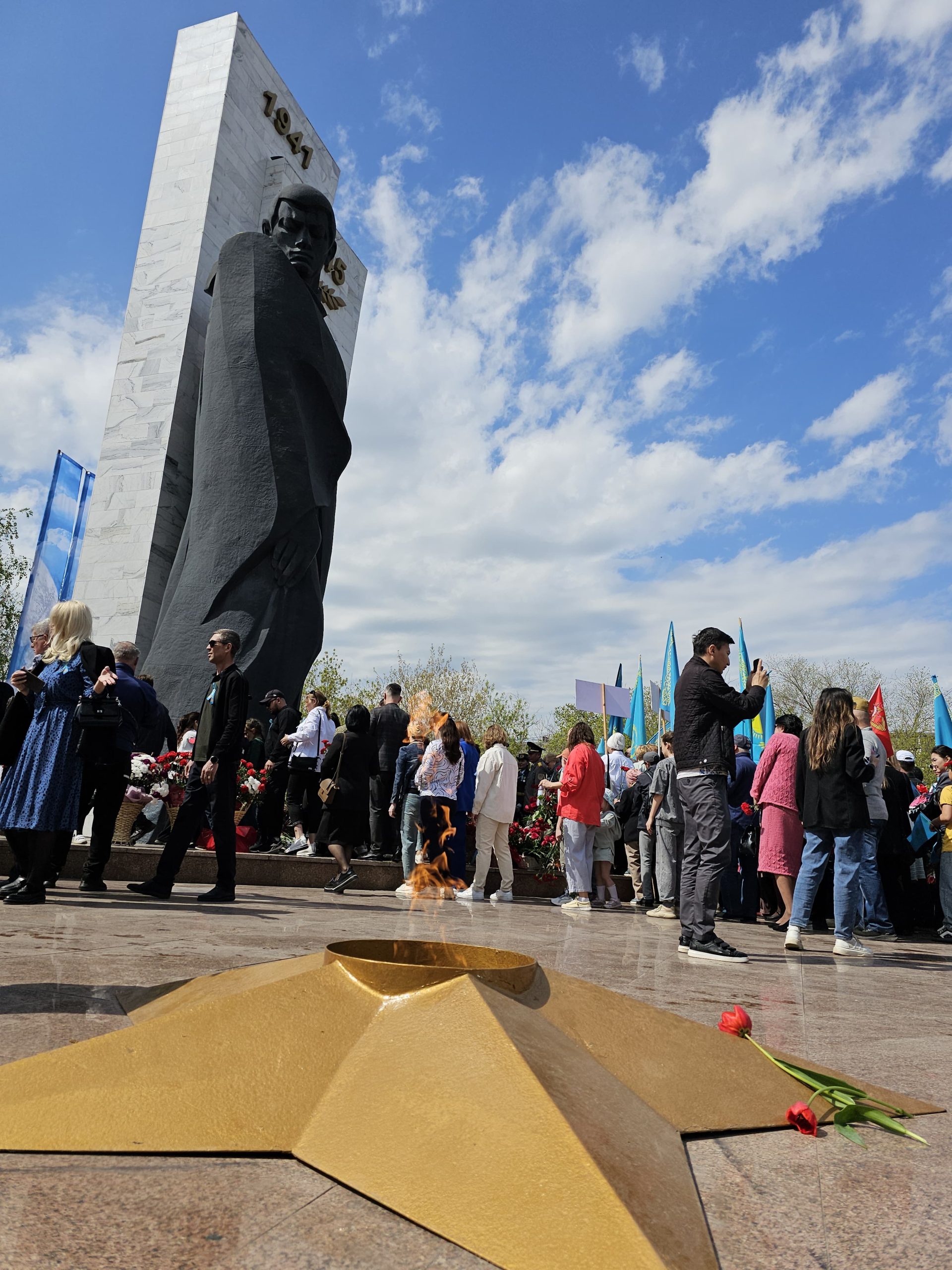 В Темиртау 97-летний ветеран войны Николай Куриленко принял участие в  торжественном возложении цветов | Индустриальная Караганда