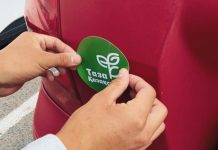 Автомобилистам Караганды раздали пять тысяч наклеек «Таза Қазақстан»