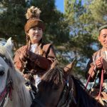 Медовый месяц: молодожены путешествуют верхом по городам и селам Казахстана