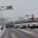 Чтобы в Караганде было меньше аварий на дорогах, их посыпают пескосоляной смесью