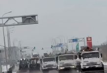 Чтобы в Караганде было меньше аварий на дорогах, их посыпают пескосоляной смесью