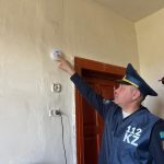 Завоет, чтобы спасти: противопожарные устройства устанавливают в домах карагандинцев