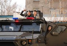 Новейшее вооружение спецподразделений и обученные собаки вызвали интерес у карагандинских студентов