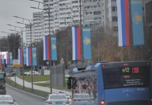 Небесно-голубые флаги Казахстана украсили улицы Москвы
