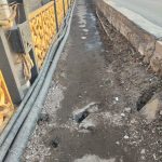 Там, на неведомых дорожках… Жители Караганды просят отремонтировать проходы вдоль центрального путепровода