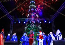 Зажгли Главную елку: в Караганде официально стартует новогоднее настроение