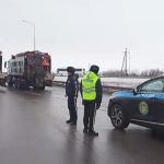 Полиция сопровождает автолюбителей, ставших заложниками непогоды в Карагандинской области