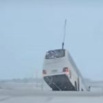 Автобус с пассажирами слетел в кювет