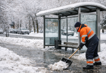 Хватит скользить: остановки чистят от снега и льда