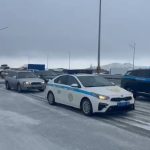 Полиция сопровождает колонну автолюбителей на автобане Екатеринбург — Алматы