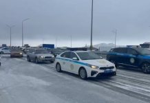 Полиция сопровождает колонну автолюбителей на автобане Екатеринбург — Алматы