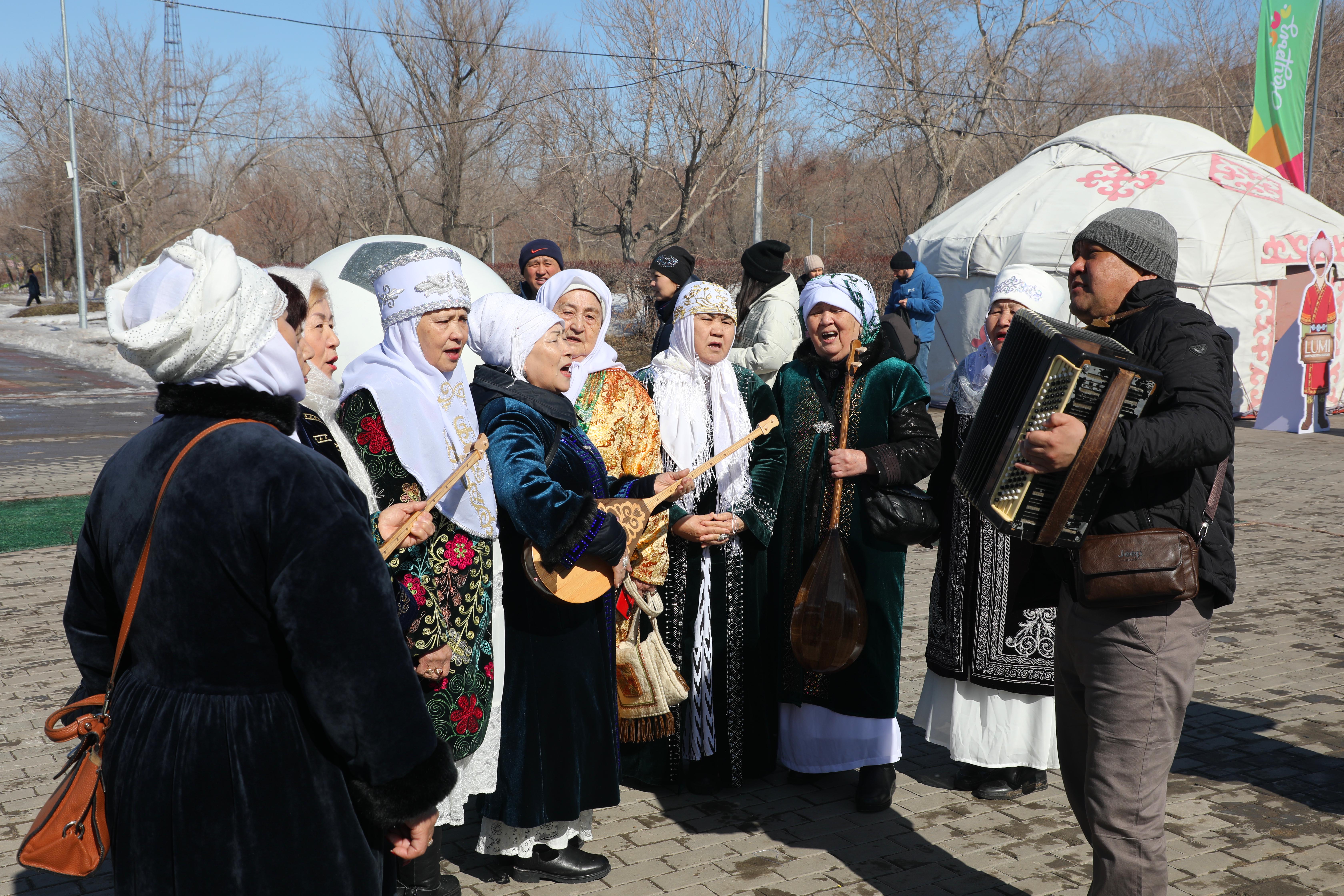 На центральных площадях и в парках городов и районов региона раскинулись этноаулы