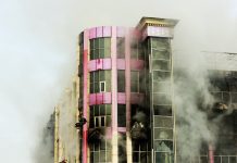 Двадцать человек эвакуировали спасатели при пожаре в Караганде