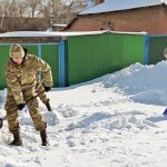 Военнослужащие помогли представителям старшего поколения Актаса