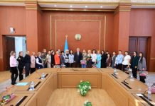 Дух новостей и аромат тюльпанов: в Карагандинском регионе с весенним праздником поздравили представительниц СМИ