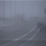 Густой туман парализовал движение автотранспорта на трассах