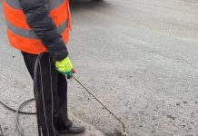 В Караганде по ночам латают дороги