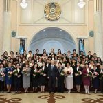 Президент вручил медаль «Ерен еңбегі үшін» жительнице Карагандинской области
