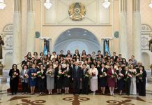 Президент вручил медаль «Ерен еңбегі үшін» жительнице Карагандинской области