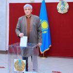 Аким Карагандинской области принял участие в референдуме