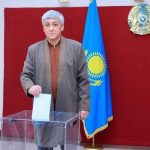 Аким Карагандинской области принял участие в референдуме