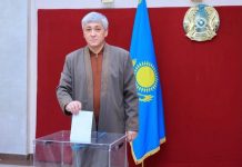 Аким Карагандинской области принял участие в референдуме