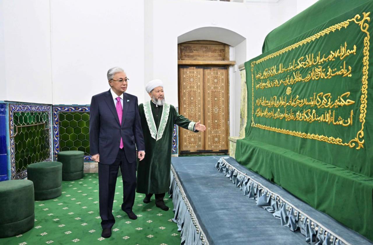 Президент посетил мавзолей Ходжи Ахмеда Яссауи