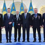 Глава государства вручил звание «Қазақстанның Еңбек Ері» Ерванду Ильинскому