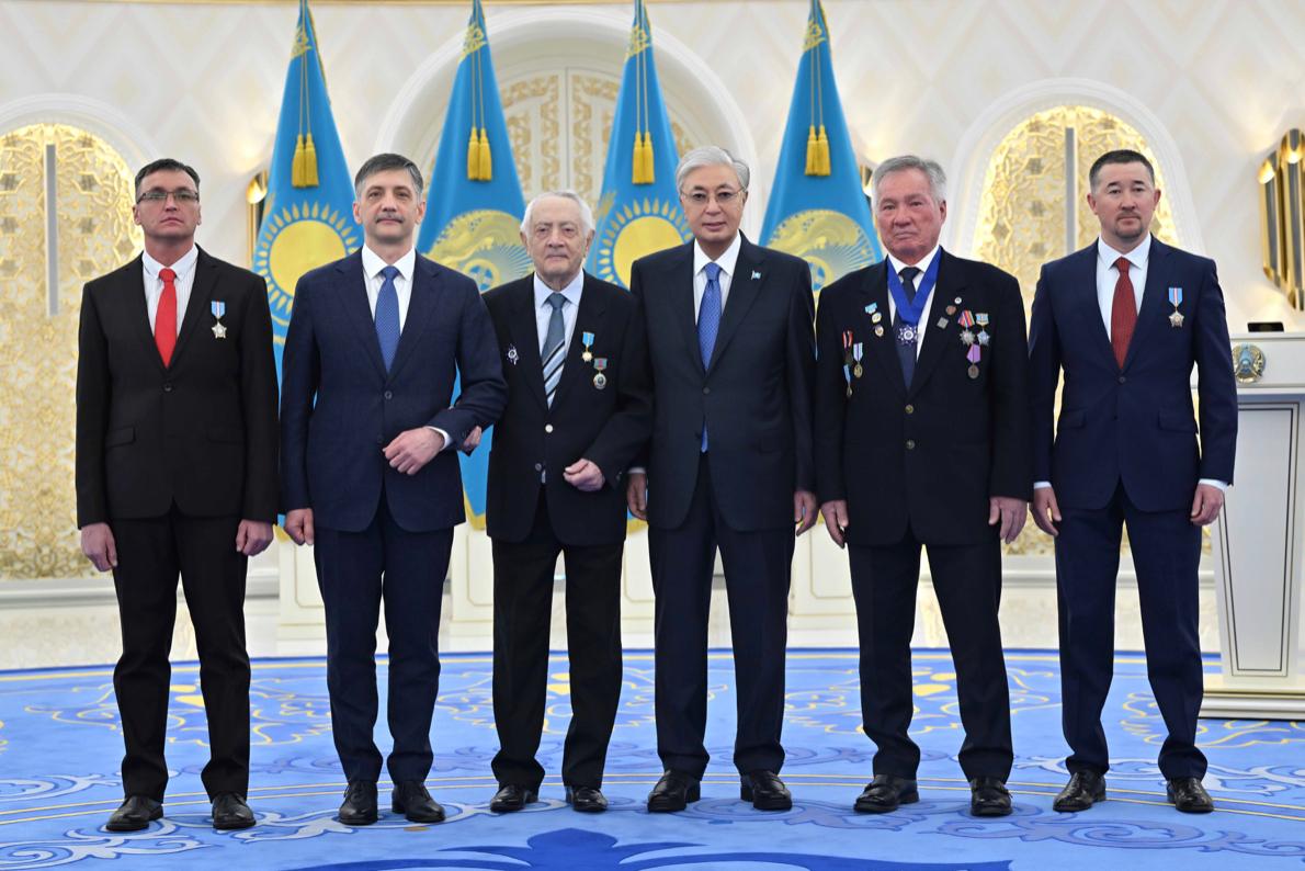 Глава государства вручил звание «Қазақстанның Еңбек Ері» Ерванду Ильинскому