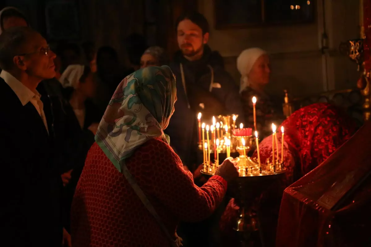 В православных храмах Караганды прошла всенощная служба в честь Пасхи