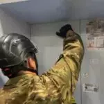 Спасатели пришли на помощь: в Караганде мужчина застрял в лифте