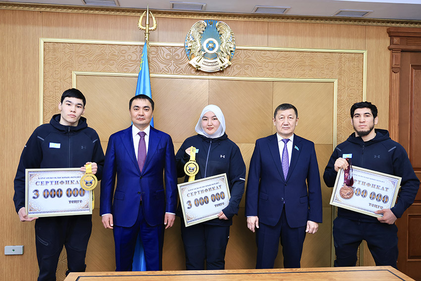 В Карагандинской области боксерам и их наставникам вручили денежные награды