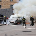 Огненный инцидент: авто загорелось прямо на дороге