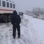 На трассе под Темиртау спасатели помогли семье с детьми