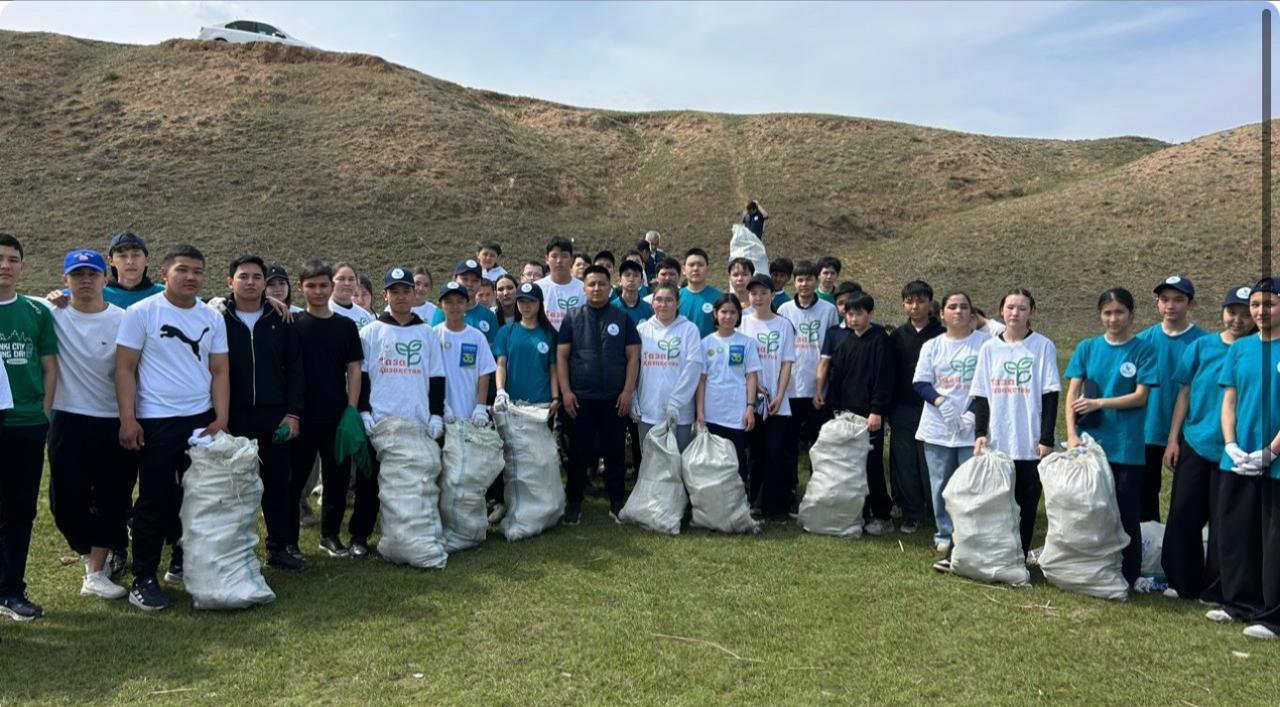 «Таза жағалау»: волонтёры Карагандинской области очищают берега Нуры и меняют отношение к экологии