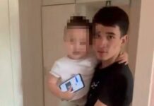 В Караганде спасатели помогли малышу, который закрылся в квартире