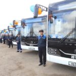 «Казахмыс» пересадил сотрудников на новые автобусы: в регионы отправили 90 машин