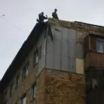 В Карагандинской области сорвало кровлю с домов и школ, повалило деревья