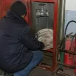 В Караганде вор позарился на пожарный рукав, вентили и огнетушители