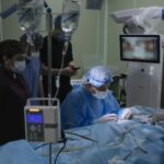 После такого хирургического вмешательства дети начинают слышать звуки, понимать речь и полноценно развиваться