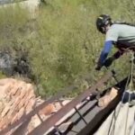 В Караганде спасатели устранили угрозу обрушения с крыши пятиэтажки