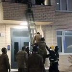 В Караганде спасатели сняли с козырька подъезда выпавшего из окна парня