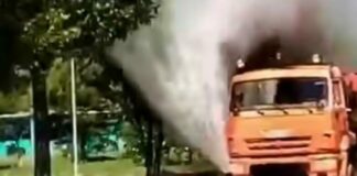 В Караганде борются с тополиным пухом водой