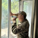 Защита в четыре шурупа: с начала года зафиксировано 58 случаев падения детей из окон