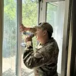 Защита в четыре шурупа: с начала года зафиксировано 58 случаев падения детей из окон