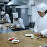 В Караганде молодые люди с особыми образовательными потребностями освоили кондитерское дело и получили свидетельства